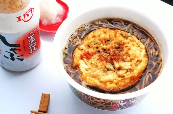 「【3つ星店の料理人が閃いた】天才の発想！最強「カップそば」が超絶旨くなる“チョイ足し”が意外すぎた件」の画像