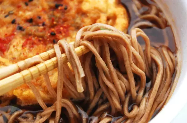 「【3つ星店の料理人が閃いた】天才の発想！最強「カップそば」が超絶旨くなる“チョイ足し”が意外すぎた件」の画像