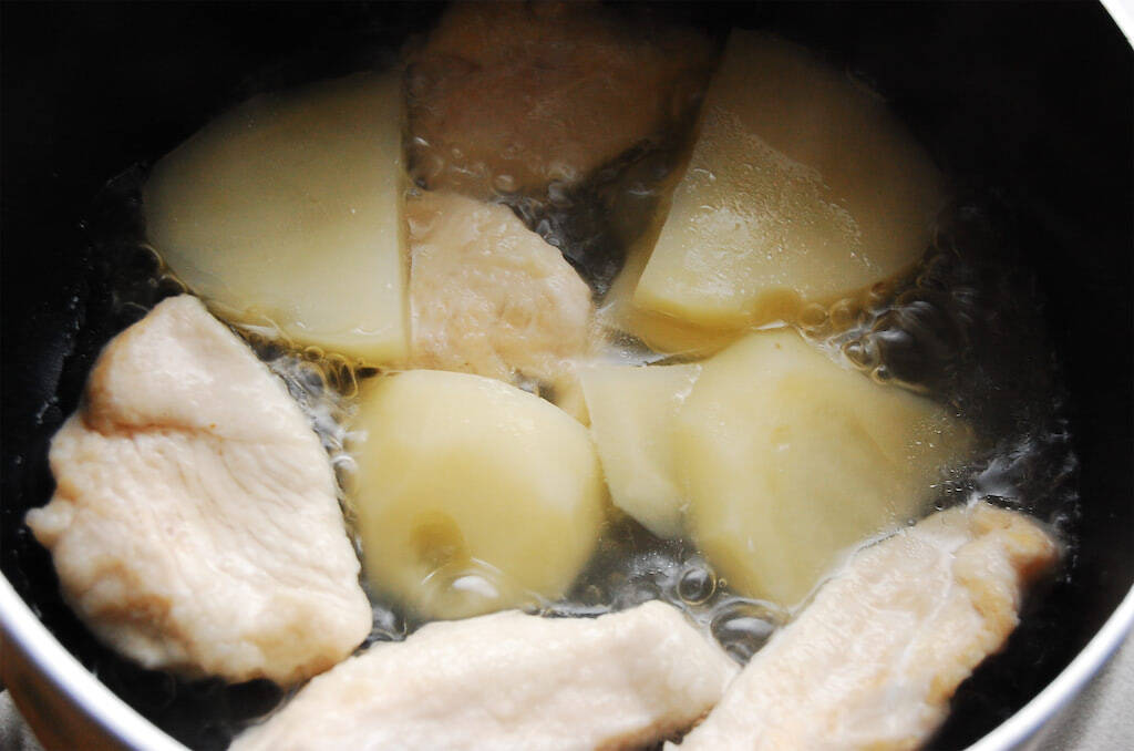 【癒されシチュー】豆乳とだし汁でほっこり和風「鶏肉とじゃがいもの豆乳煮」作ってみた♪なんて優しいスープ♡