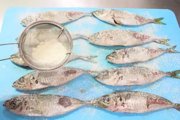 「【初心者が小アジの下処理してみたら…】「小アジの南蛮漬け」手作りチャレンジ！苦労の甲斐あるカリカリ旨味♪」の画像