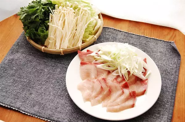 「【ブリしゃぶは薄い身で作れ！】刺身を薄く切ってもOK♪冬のごちそう鍋作ってみた！シメまで絶品で極楽♡」の画像