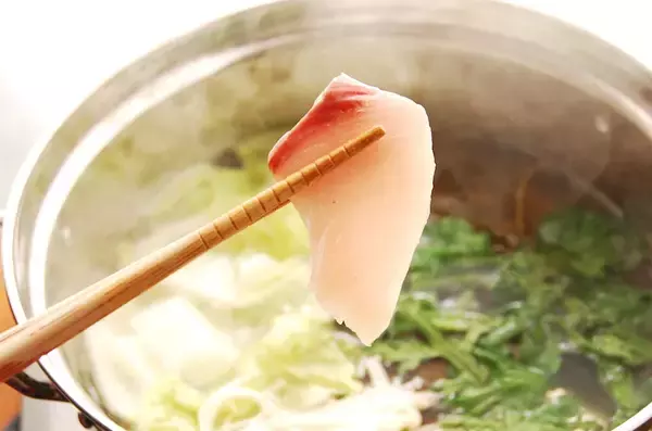 「【ブリしゃぶは薄い身で作れ！】刺身を薄く切ってもOK♪冬のごちそう鍋作ってみた！シメまで絶品で極楽♡」の画像