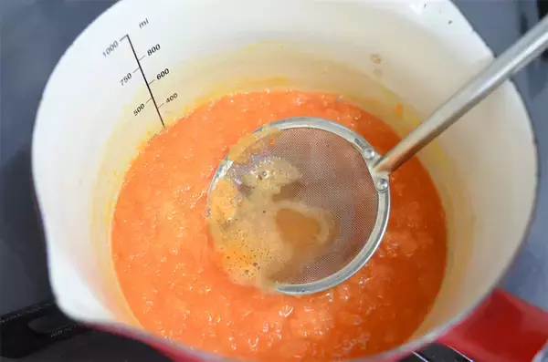 「【果物と野菜のイイとこ取り】いちごに「にんじん」加えたら…極上ジャムになった件！すりおろし食感が新しい♪」の画像