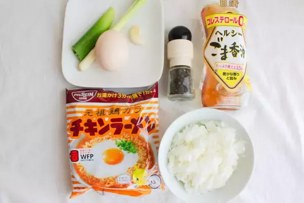 「味つけは…チキンラーメン⁉叩いて砕いて「お手軽ガーリックチャーハン」作ってみた♪【ワンパン料理】」の画像