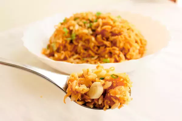 「味つけは…チキンラーメン⁉叩いて砕いて「お手軽ガーリックチャーハン」作ってみた♪【ワンパン料理】」の画像