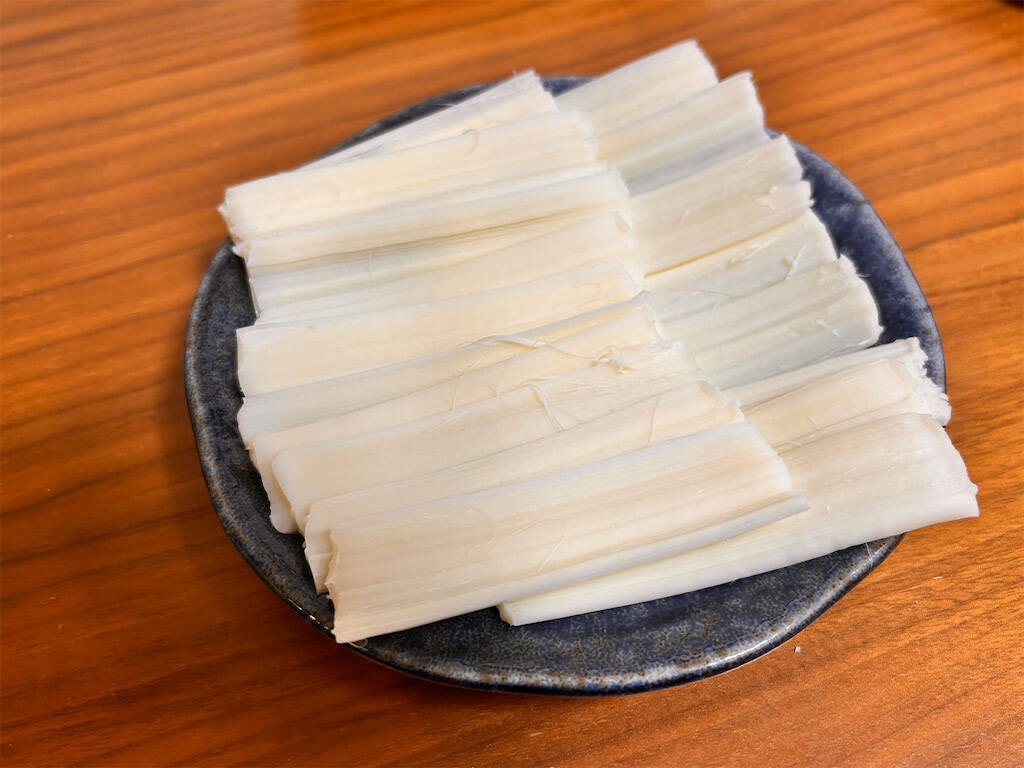 【鍋にチーズをくぐらせる？】さけるチーズを「しゃぶしゃぶ」してみたら…！トロ〜リモチっと新食感♪