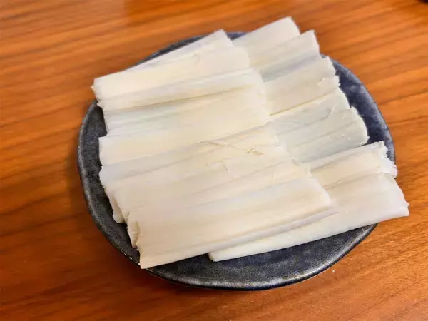 「【鍋にチーズをくぐらせる？】さけるチーズを「しゃぶしゃぶ」してみたら…！トロ〜リモチっと新食感♪」の画像