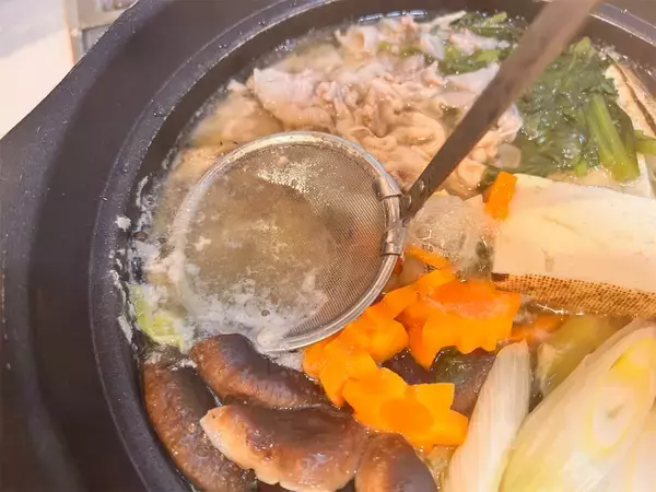 「【鍋にチーズをくぐらせる？】さけるチーズを「しゃぶしゃぶ」してみたら…！トロ〜リモチっと新食感♪」の画像