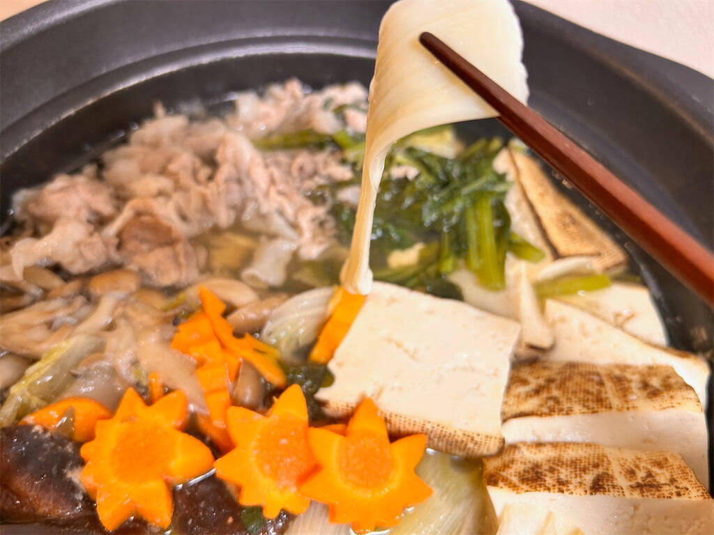 【鍋にチーズをくぐらせる？】さけるチーズを「しゃぶしゃぶ」してみたら…！トロ〜リモチっと新食感♪