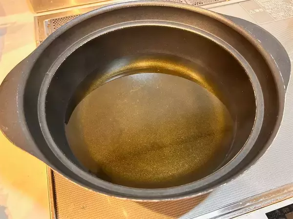 「【鍋にチーズをくぐらせる？】さけるチーズを「しゃぶしゃぶ」してみたら…！トロ〜リモチっと新食感♪」の画像