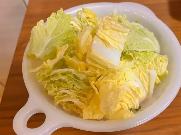 「【鍋にチーズをくぐらせる？】さけるチーズを「しゃぶしゃぶ」してみたら…！トロ〜リモチっと新食感♪」の画像