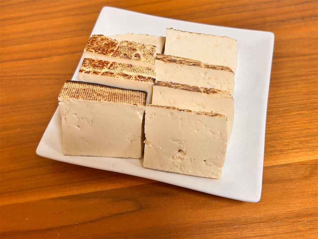 【鍋にチーズをくぐらせる？】さけるチーズを「しゃぶしゃぶ」してみたら…！トロ〜リモチっと新食感♪