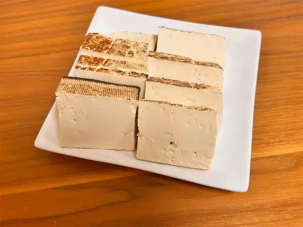 「【鍋にチーズをくぐらせる？】さけるチーズを「しゃぶしゃぶ」してみたら…！トロ〜リモチっと新食感♪」の画像