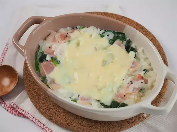【レンチン5分でドリア風】オーブン不要の「とろけるチーズ雑炊」作ってみた！「骨活」できちゃう牛乳ベース♪