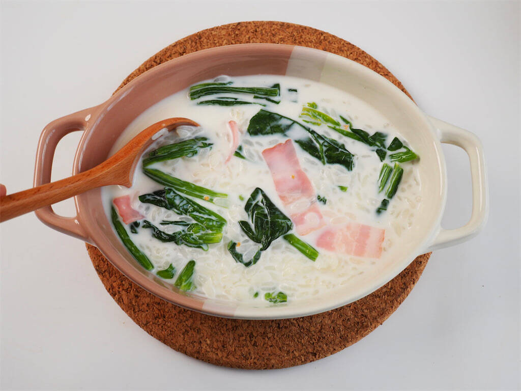 【レンチン5分でドリア風】オーブン不要の「とろけるチーズ雑炊」作ってみた！「骨活」できちゃう牛乳ベース♪