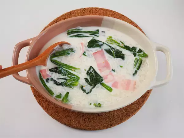 「【レンチン5分でドリア風】オーブン不要の「とろけるチーズ雑炊」作ってみた！「骨活」できちゃう牛乳ベース♪」の画像