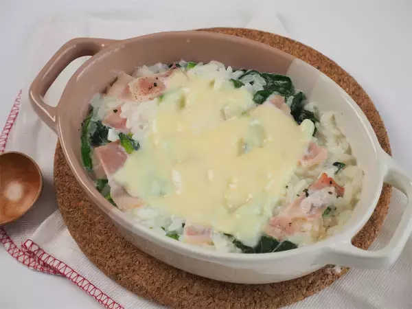 「【レンチン5分でドリア風】オーブン不要の「とろけるチーズ雑炊」作ってみた！「骨活」できちゃう牛乳ベース♪」の画像