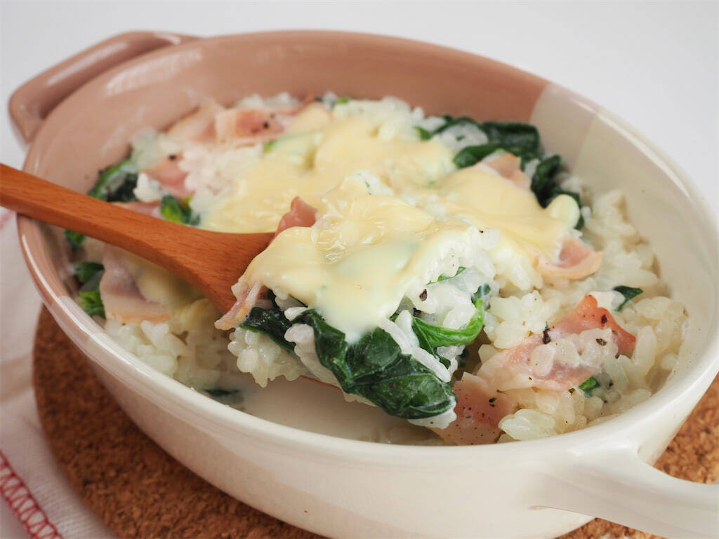 【レンチン5分でドリア風】オーブン不要の「とろけるチーズ雑炊」作ってみた！「骨活」できちゃう牛乳ベース♪