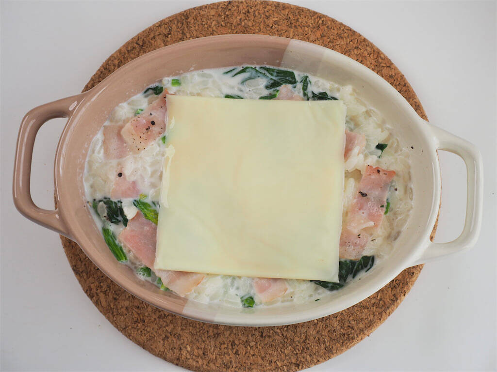 【レンチン5分でドリア風】オーブン不要の「とろけるチーズ雑炊」作ってみた！「骨活」できちゃう牛乳ベース♪