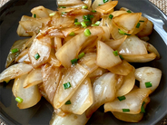 【40万回再生】玉ねぎ炒めただけなのに…なぜウマ過ぎるの⁉「新玉ねぎの激うま炒め」はタレが絶妙♡