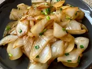 【40万回再生】玉ねぎ炒めただけなのに…なぜウマ過ぎるの⁉「新玉ねぎの激うま炒め」はタレが絶妙♡