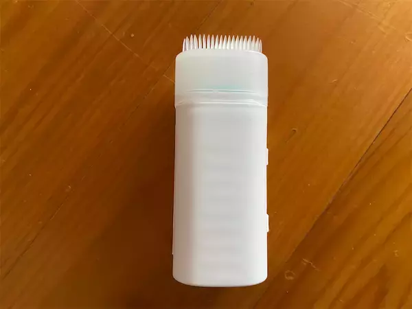 「石鹸とブラシが一体で使いやすい♪セリア「ケース付き洗濯せっけん」でスニーカーを洗ってみた！」の画像