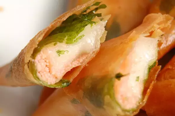 「【ミニミニ春巻き】春巻きの皮1枚で可愛い三角の3個爆誕！お餅と明太子で「大葉餅明太春巻き」に挑戦！」の画像