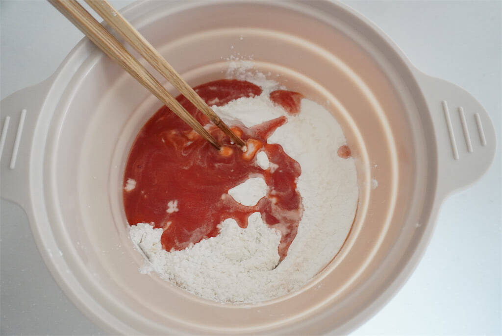 米粉の生地をレンチンするだけ「トマト蒸しパン」作ってみた！え、味はピザまんなんだけど!?【農家直伝】