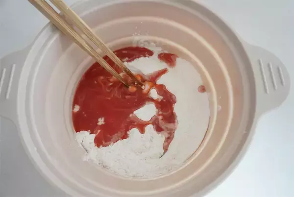 「米粉の生地をレンチンするだけ「トマト蒸しパン」作ってみた！え、味はピザまんなんだけど!?【農家直伝】」の画像
