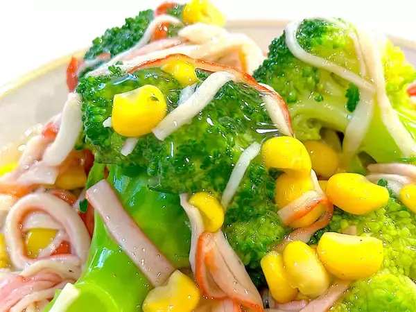 「【ブロッコリーの意外な食べ方】茹でたらカニかま餡をたっぷり！で、本格中華風のごちそうに！子どもも即完食♡」の画像