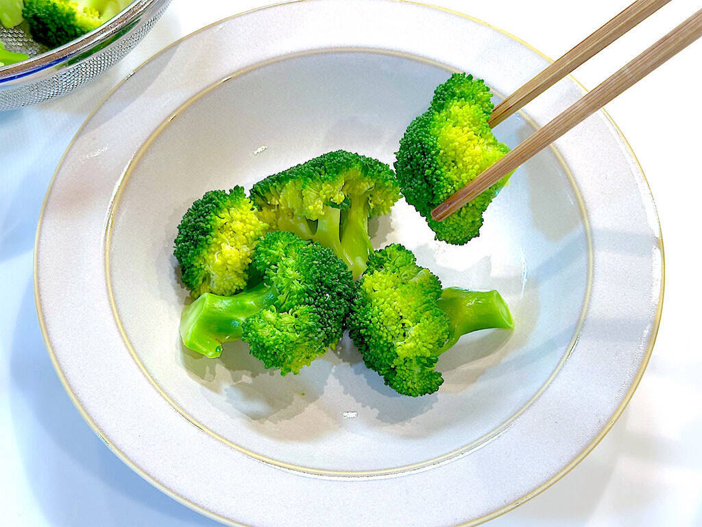 【ブロッコリーの意外な食べ方】茹でたらカニかま餡をたっぷり！で、本格中華風のごちそうに！子どもも即完食♡