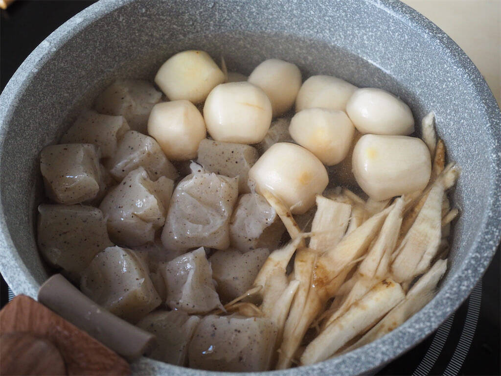 【冷凍里芋で極限時短！】体の芯からあったまる「芋煮風」作ってみた！牛肉のワザあり調理でスッキリ甘辛♪