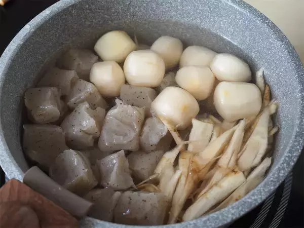 「【冷凍里芋で極限時短！】体の芯からあったまる「芋煮風」作ってみた！牛肉のワザあり調理でスッキリ甘辛♪」の画像