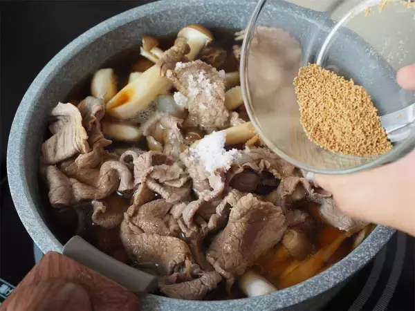 「【冷凍里芋で極限時短！】体の芯からあったまる「芋煮風」作ってみた！牛肉のワザあり調理でスッキリ甘辛♪」の画像