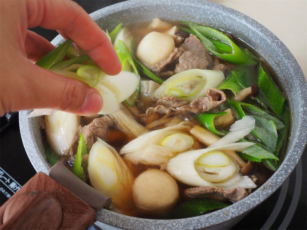 【冷凍里芋で極限時短！】体の芯からあったまる「芋煮風」作ってみた！牛肉のワザあり調理でスッキリ甘辛♪