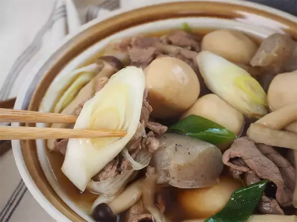 「【冷凍里芋で極限時短！】体の芯からあったまる「芋煮風」作ってみた！牛肉のワザあり調理でスッキリ甘辛♪」の画像