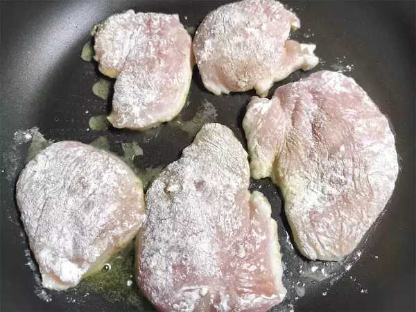 「【シェフ三國が“今世界イチ流行ってる鶏料理”を披露】結婚して！という名前の「マリーミ―チキン」作ろう」の画像