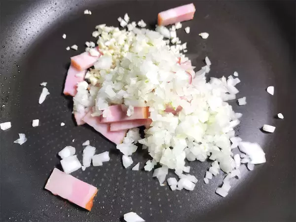 「【シェフ三國が“今世界イチ流行ってる鶏料理”を披露】結婚して！という名前の「マリーミ―チキン」作ろう」の画像