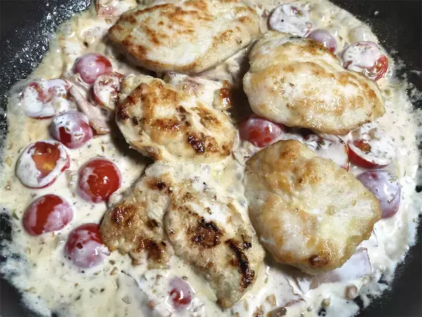 「【シェフ三國が“今世界イチ流行ってる鶏料理”を披露】結婚して！という名前の「マリーミ―チキン」作ろう」の画像