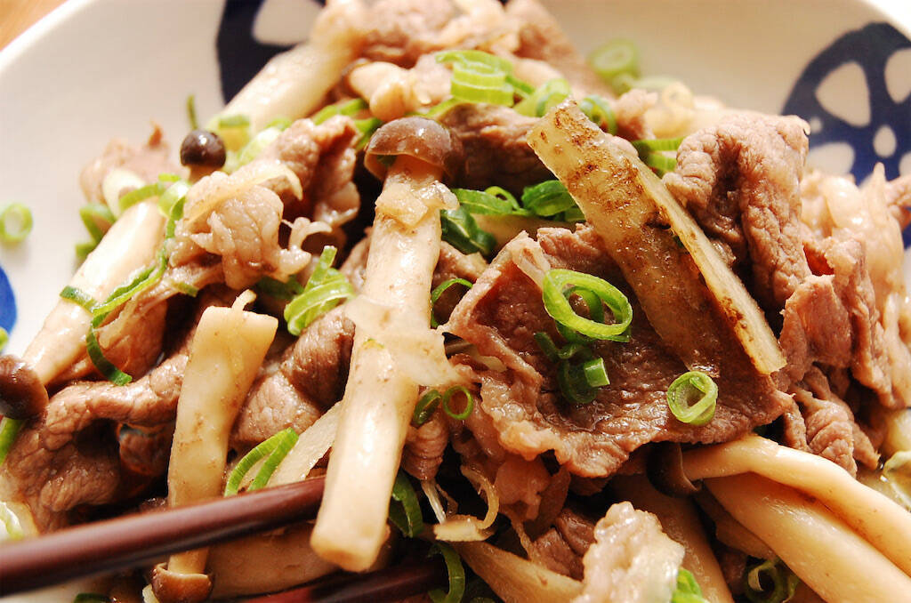 【腸活レシピ】食物繊維たっぷり「牛肉の甘辛煮」はガッツリ見えて実はヘルシー♪ごぼうとしめじで体を労わろ♡