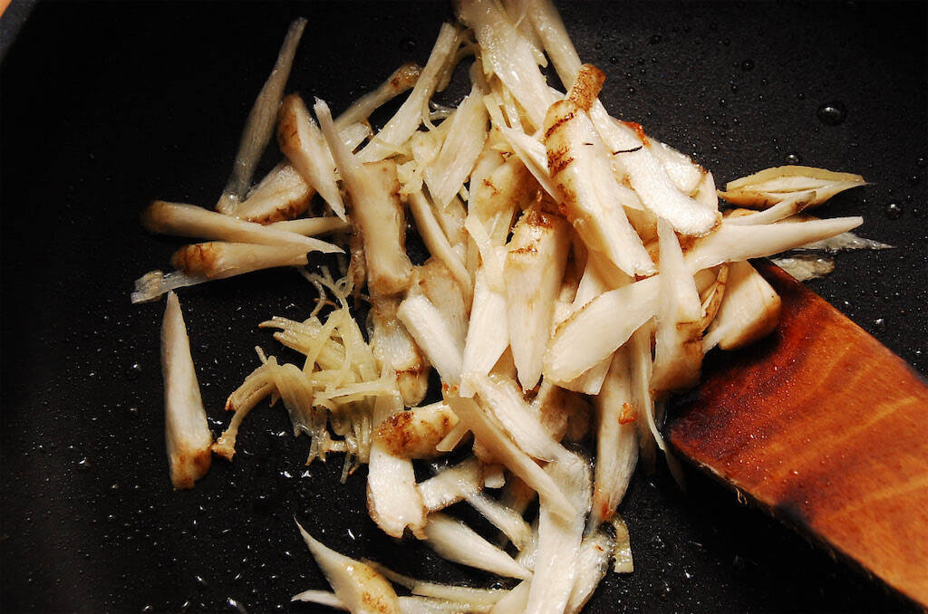 【腸活レシピ】食物繊維たっぷり「牛肉の甘辛煮」はガッツリ見えて実はヘルシー♪ごぼうとしめじで体を労わろ♡