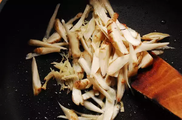 「【腸活レシピ】食物繊維たっぷり「牛肉の甘辛煮」はガッツリ見えて実はヘルシー♪ごぼうとしめじで体を労わろ♡」の画像