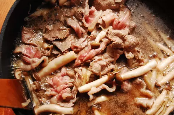 「【腸活レシピ】食物繊維たっぷり「牛肉の甘辛煮」はガッツリ見えて実はヘルシー♪ごぼうとしめじで体を労わろ♡」の画像