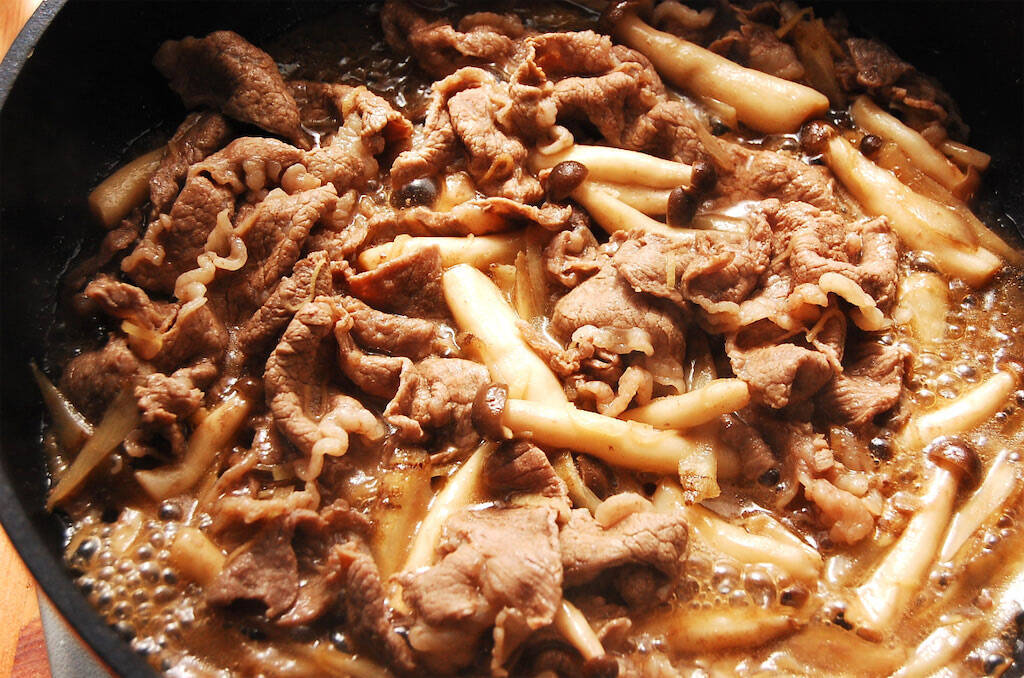 【腸活レシピ】食物繊維たっぷり「牛肉の甘辛煮」はガッツリ見えて実はヘルシー♪ごぼうとしめじで体を労わろ♡