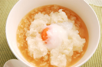 【胃腸を癒すおかゆ】温玉とひんやり大根おろしをのせたら極楽♡弱ったおなかに染み渡る〜