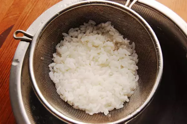 「【胃腸を癒すおかゆ】温玉とひんやり大根おろしをのせたら極楽♡弱ったおなかに染み渡る〜」の画像