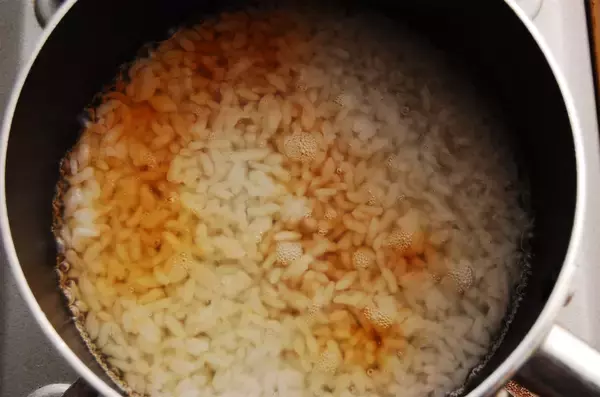 「【胃腸を癒すおかゆ】温玉とひんやり大根おろしをのせたら極楽♡弱ったおなかに染み渡る〜」の画像