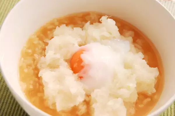 「【胃腸を癒すおかゆ】温玉とひんやり大根おろしをのせたら極楽♡弱ったおなかに染み渡る〜」の画像