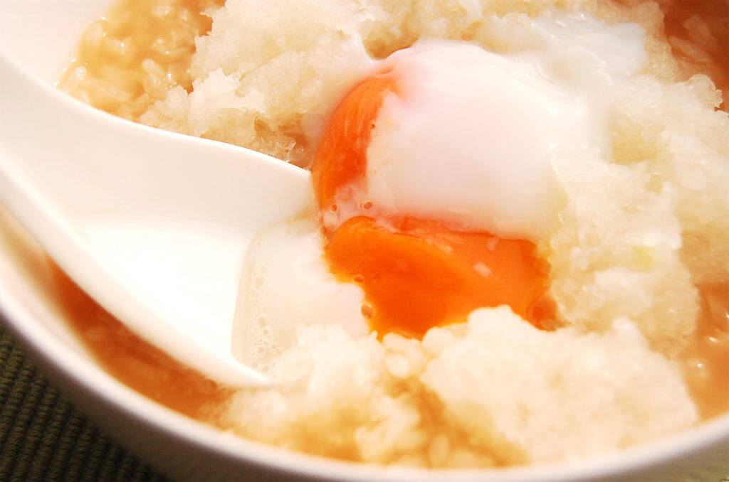 【胃腸を癒すおかゆ】温玉とひんやり大根おろしをのせたら極楽♡弱ったおなかに染み渡る〜
