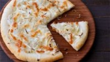 【発酵いらずのお手軽ピザ】ザクザクもっちり！「新玉ねぎとしらすの米粉ピザ」で旬を満喫♡【元パティシエ直伝】